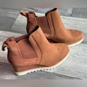 Tom’s Maddie wedge bootie leather brown NWOB size 8